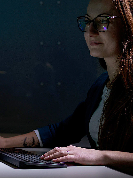 Frau mit einem smartTOUCH Flex, Standart-Tastatur und mehreren Bildschirmen